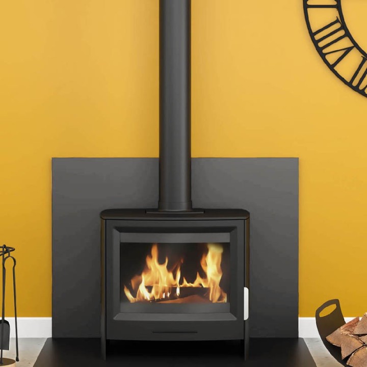 Schlichte graue quadratische Wandschutzplatte für Holzpelletöfen - Capska Schlichte graue quadratische Wandschutzplatte für Holzpelletöfen - Capska